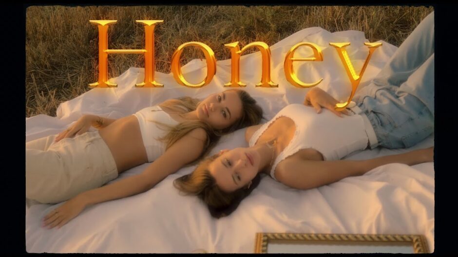 Portada del videoclip Honey, de la cantautora Joanna Crass junto a Zeper