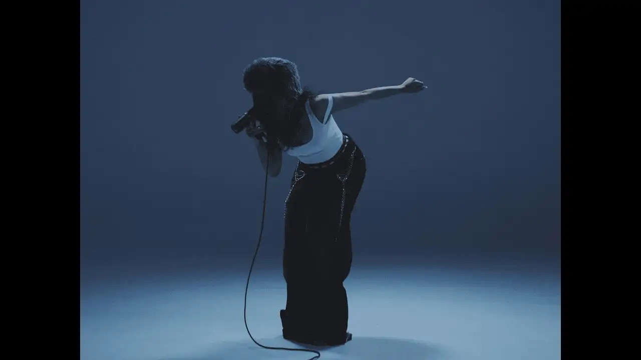 Es Tan Fácil - Chanel: cuando el amor llega sin complicaciones y todo encaja | Canciones Nuevas de Música POP Catalana | EstrenoMusical