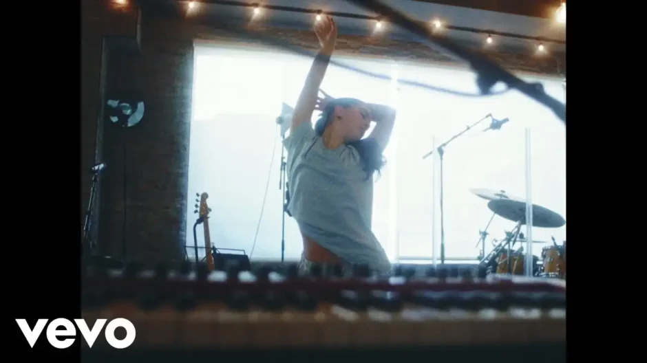 Primer Amor - Malú: redescubrirse, autoestima y amor propio desde la infancia | Canciones Nuevas Cantautoras Españolas | EstrenoMusical