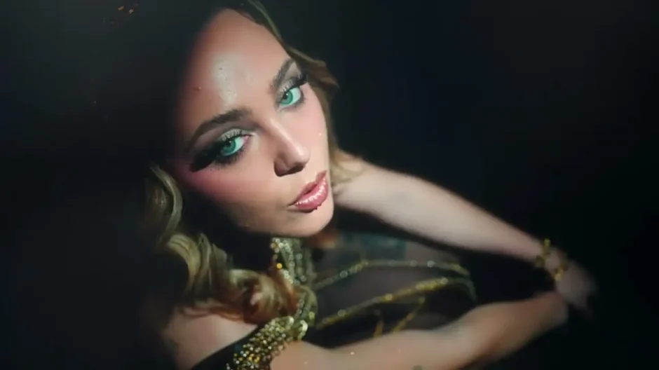 Durmiendo en Fajos - Molly: resistencia, vulnerabilidad y fuerza en la vida urbana | Canciones Nuevas de Música Urbana en Español | EstrenoMusical