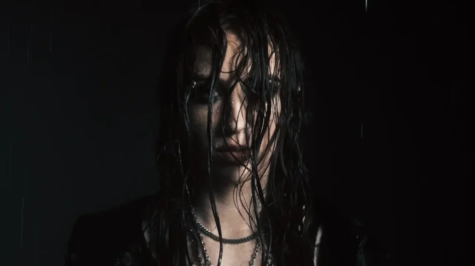 Heartless de Kami Kehoe: amar con miedo cuando ya te han roto antes | Canciones Nuevas | EstrenoMusical