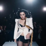 SS26 de Charli xcx: desfilar hacia el desastre mientras el mundo sigue obsesionado con verse perfecto escuchado en Estreno Musical Mundial