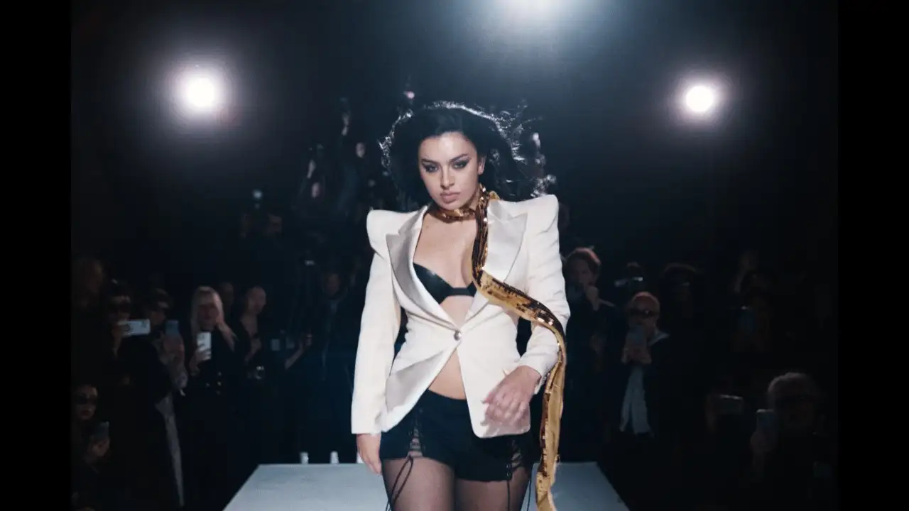 SS26 de Charli xcx: desfilar hacia el desastre mientras el mundo sigue obsesionado con verse perfecto escuchado en Estreno Musical Mundial