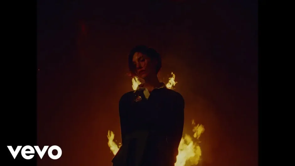 Hit the Wall de Gracie Abrams: vivir atrapada dentro de una mente que no deja de derrumbarse escuchado en Estreno Musical Mundial
