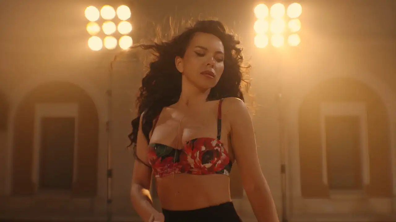 Morenito de Inna: cuando alguien aparece y convierte el verano en una historia de amor escuchado en Estreno Musical publicado por ROSEPAC