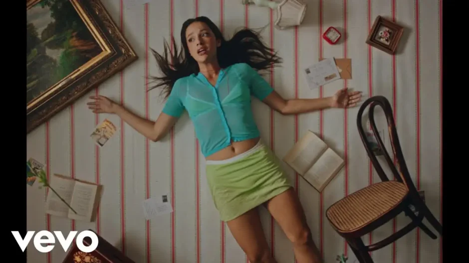 Como un imán de Claudia Arenas: cuando dos personas sienten que están destinadas a encontrarse escuchado en Estreno Musical