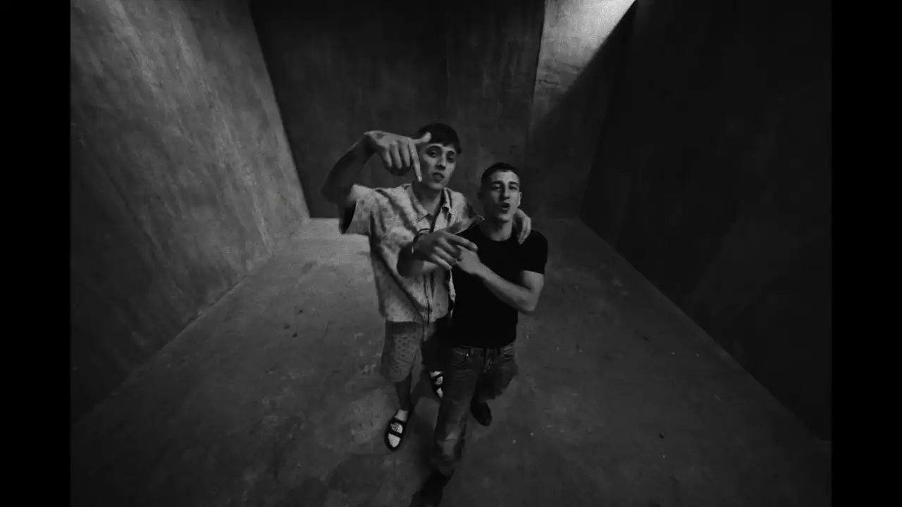 Sinsajo de Krisan y Miranda: amar cuando todo dentro de ti está roto escuchado en Estreno Musical
