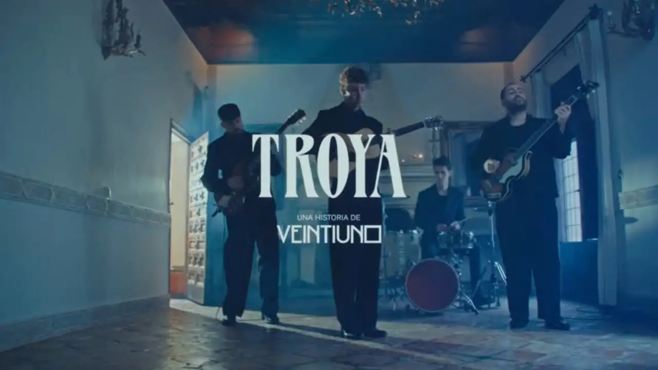 Troya de Veintiuno: amar aun sabiendo que puedes acabar herido escuchado en Estreno Musical