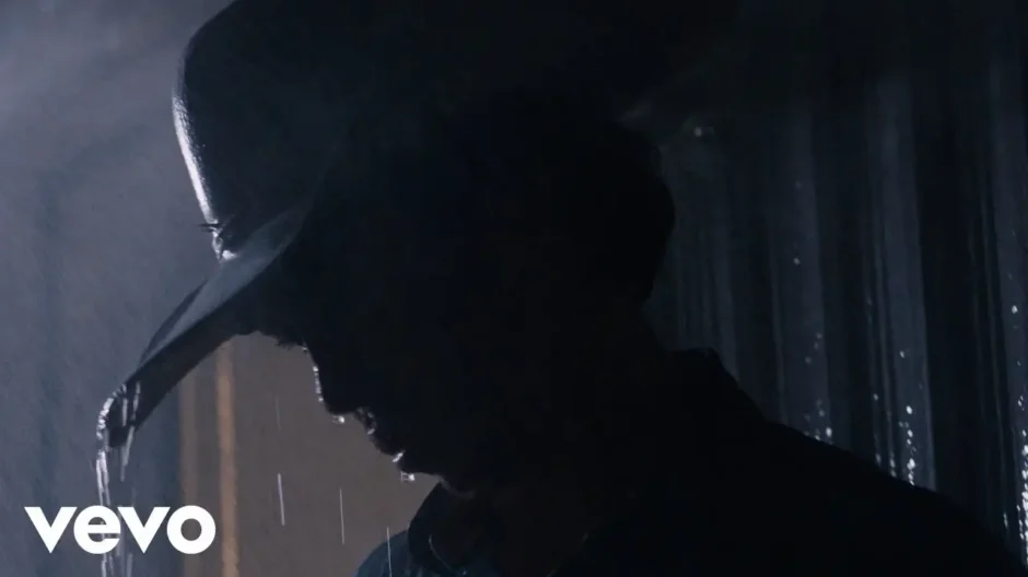 Pouring de Mack Geiger convierte una tormenta en el reflejo de un amor perdido, donde la lluvia, los recuerdos y la nostalgia hacen volver una y otra vez a una persona que todavía duele