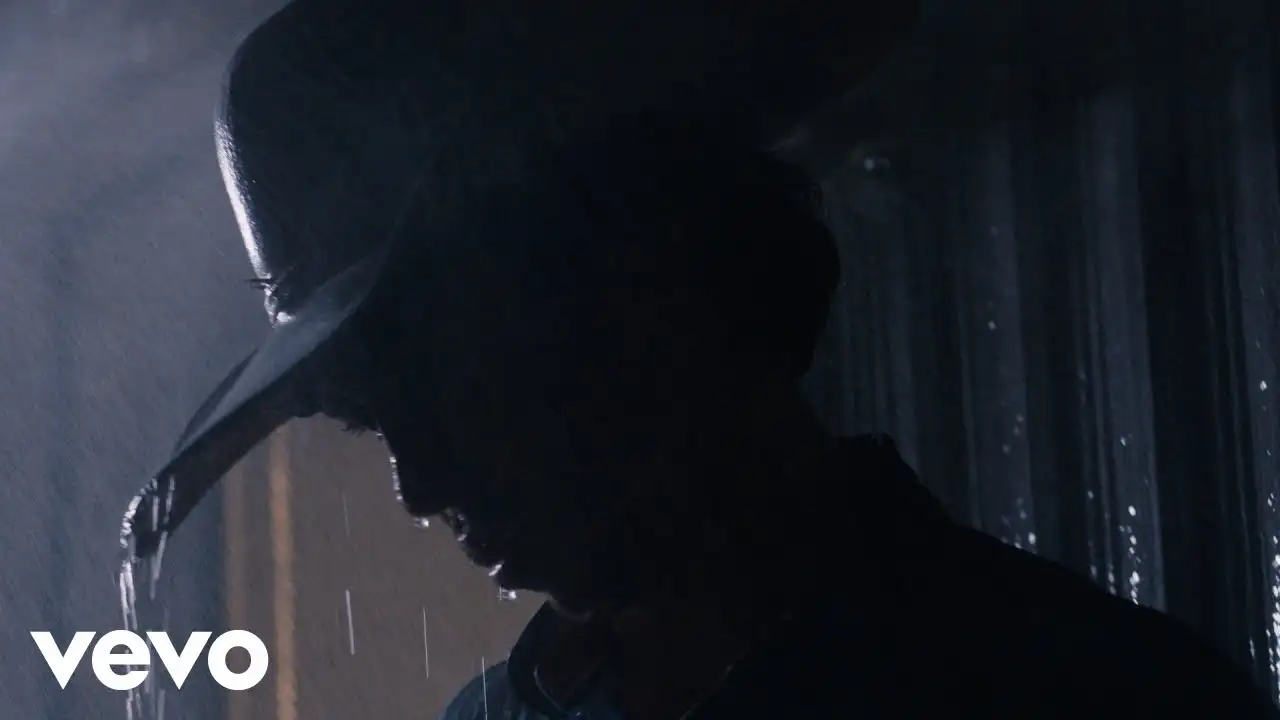 Pouring de Mack Geiger convierte una tormenta en el reflejo de un amor perdido, donde la lluvia, los recuerdos y la nostalgia hacen volver una y otra vez a una persona que todavía duele