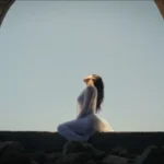 Mar de María Cruz retrata la nostalgia por una vida más sencilla y el deseo de volver a alguien o a un lugar donde todo parecía tener sentido, entre recuerdos, soledad y la búsqueda de la felicidad escuchado en Estreno Musical