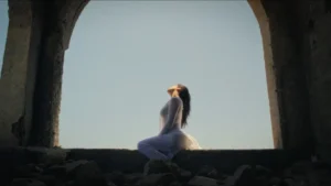 Mar de María Cruz retrata la nostalgia por una vida más sencilla y el deseo de volver a alguien o a un lugar donde todo parecía tener sentido, entre recuerdos, soledad y la búsqueda de la felicidad escuchado en Estreno Musical