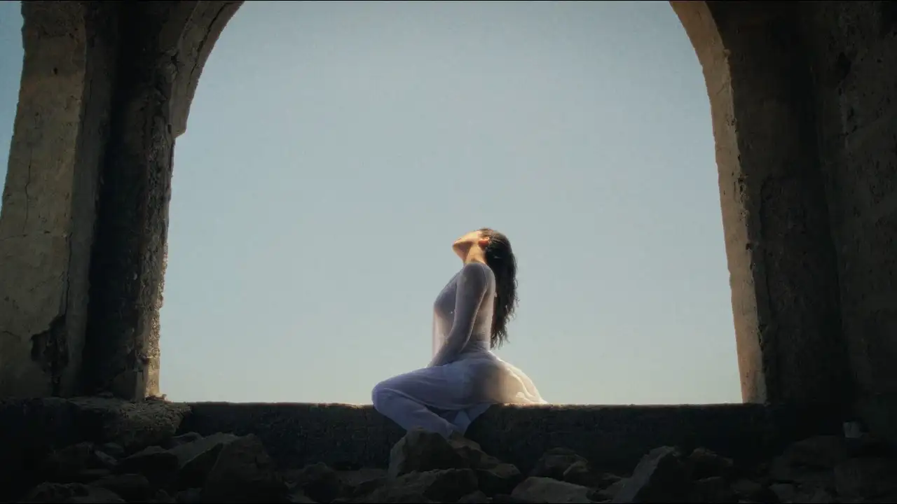 Mar de María Cruz retrata la nostalgia por una vida más sencilla y el deseo de volver a alguien o a un lugar donde todo parecía tener sentido, entre recuerdos, soledad y la búsqueda de la felicidad escuchado en Estreno Musical