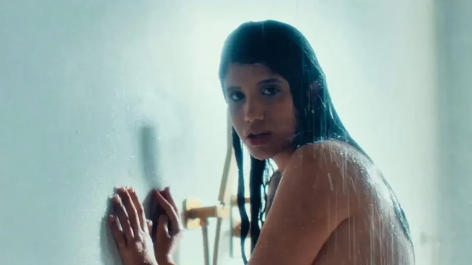 LOS REPAS NO LLORAN de Melanie Santiler convierte el desamor en actitud, mostrando cómo el dolor, el orgullo y las ganas de seguir adelante pueden convivir bajo una imagen de seguridad y poder visto en Estreno Musical