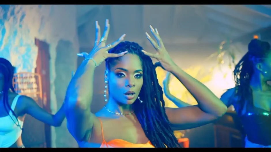 Capitaine de Rachelle Allison retrata una atracción intensa y contradictoria: enamorarse de alguien que intimida, hace sufrir y aun así posee un poder difícil de resistir escuchado en Estreno Musical