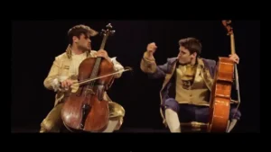 2CELLOS convierten un clásico de AC/DC en una descarga de rock con violonchelos “Thunderstruck”