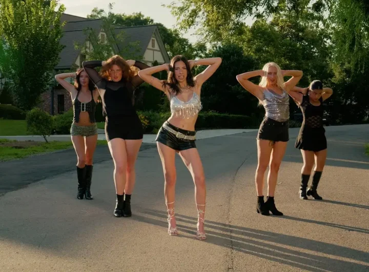 Housewife de Brooke Alexx: demasiado joven para vivir la vida que otros ya han decidido por ella escuchado en Estreno Musical