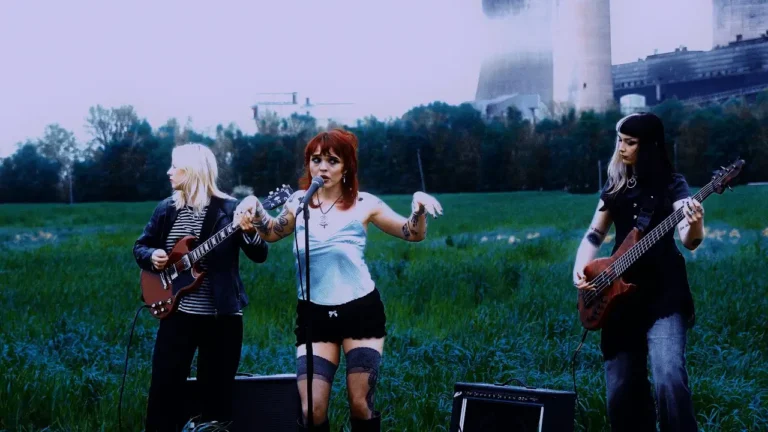 Nos enseñaron a fingir que no necesitamos a nadie justo cuando más lo necesitamos: Crawlers – “All We Have Is Us””