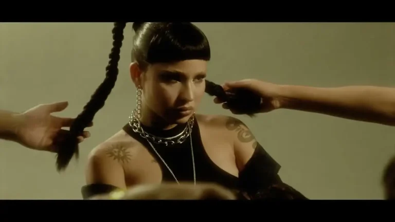 Canción Mis Mejores Poses de la Cantante mexicana Emjay