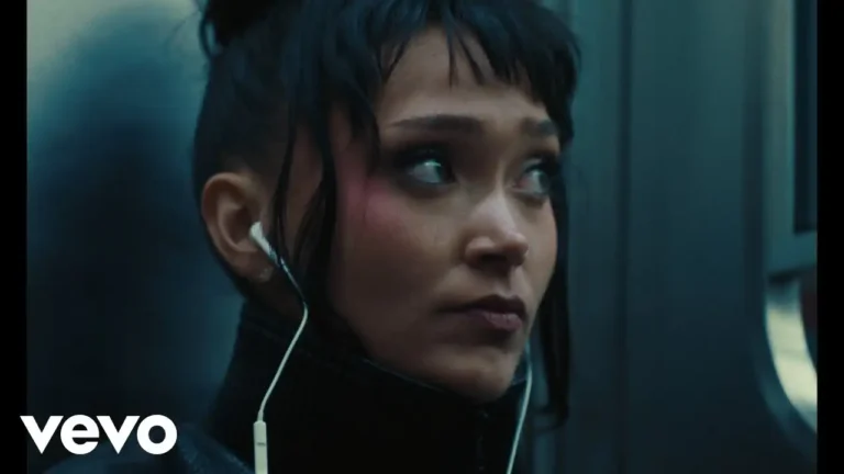 Joy Crookes mezcla deseo, ironía y heridas antiguas en el oscuro “Painkiller” junto a Denzel Curry