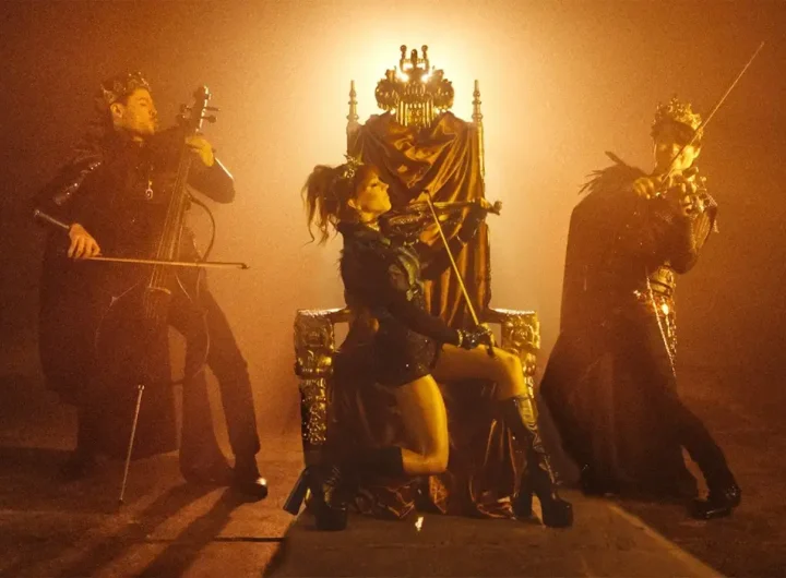 Lindsey Stirling & ARKAI convierten el poder del dinero en una batalla de emociones con “King of Coins”