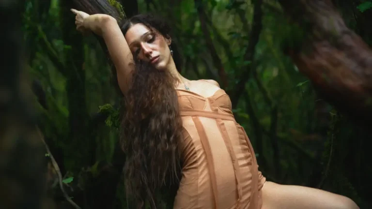 Lyalya Maria rescata del fuego a una mujer señalada con folk alternativo en “Bruja”