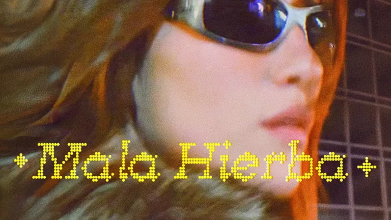 Paula Pera descubre que algunos amores no mueren, echan raíces en “Mala Hierba”