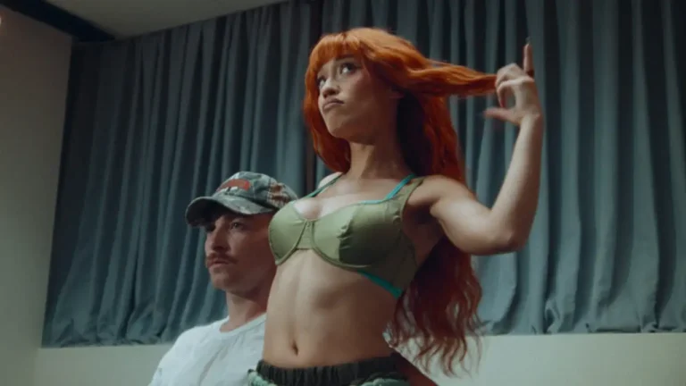 Nezza convierte la atracción en un juego de provocación con Sweat