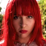 Vana convierte el desamor en una flor herida en "Bleeding Heart"