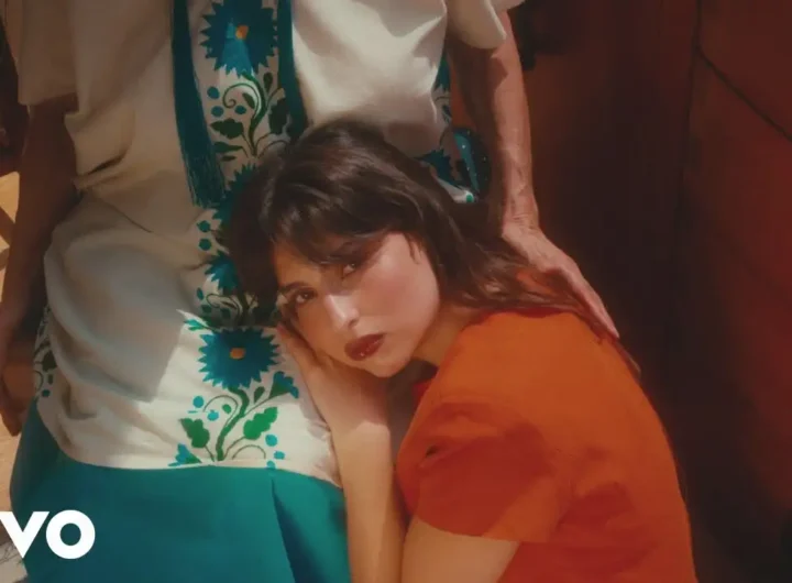 Andrea Bejar quiere escapar de su propio cuerpo, aunque primero necesita escuchar "Tell Me I'm Beautiful"