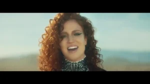 Jess Glynne cumple hoy 37 años: la voz que rompió el techo de cristal del pop británico y sigue encadenando himnos