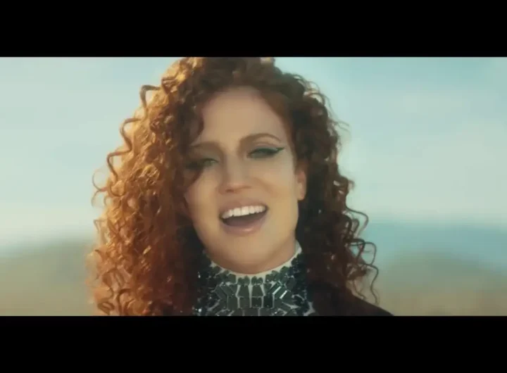 Jess Glynne cumple hoy 37 años: la voz que rompió el techo de cristal del pop británico y sigue encadenando himnos